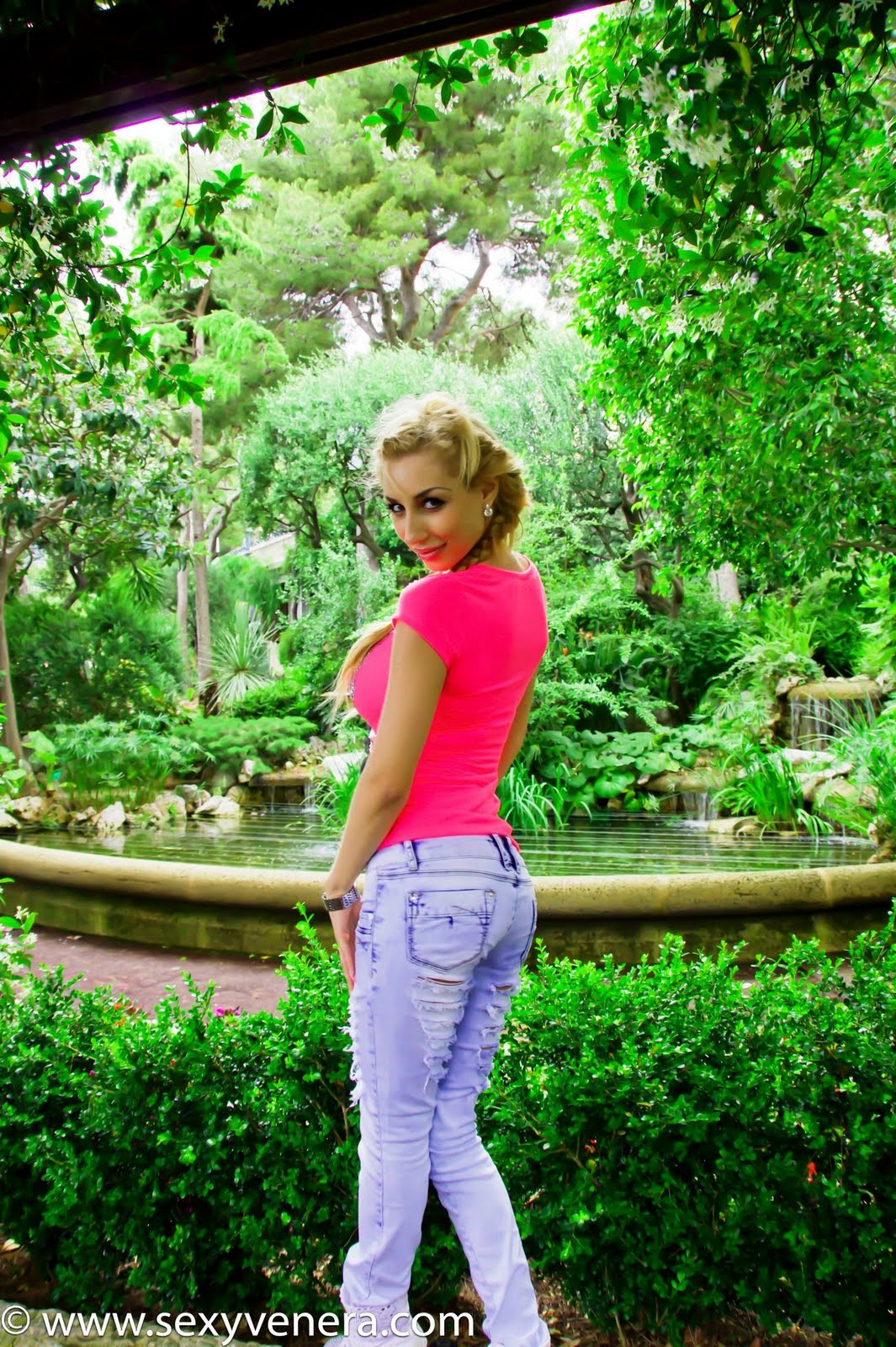 Sexy Venera Fans: August 2011