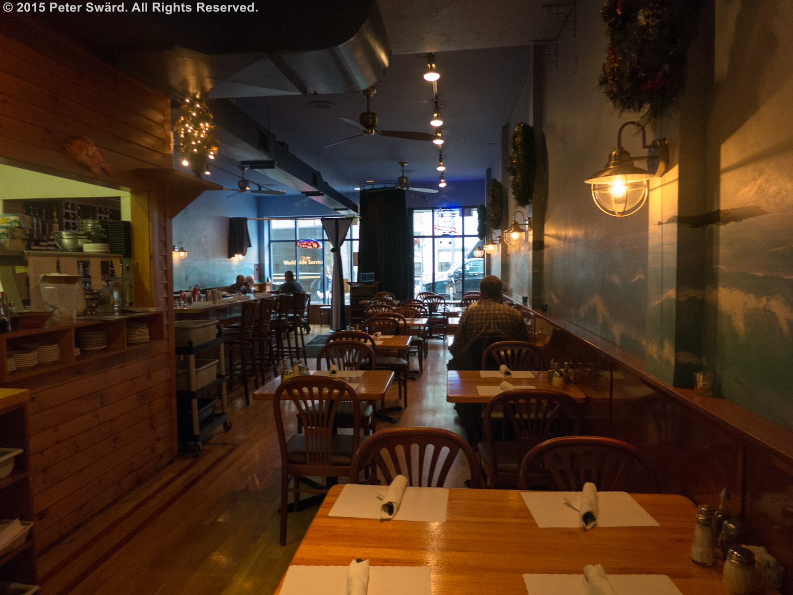 i didnt really expect to find an old school traditional italian look inside but here we are nice bar to the right and a semi open kitchen