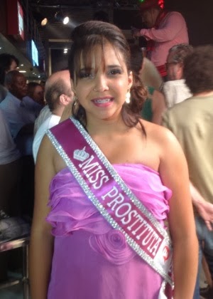 Contra preconceito, jovem de 18 anos é eleita Miss Prostituta 2013 em