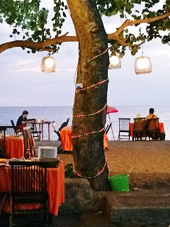 Candles and lamps were lighted when the sky turned darker. Senggigi Lombok New Furama Seafood Restaurant | www.meheartseoul.blogspot.com