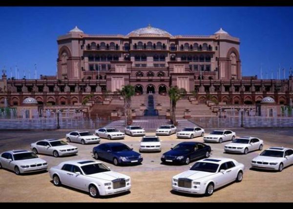 this is the grandest house in the Arab World Belongs to the King of Oil Sheikh Zayedbin Sultan Al Nahyan.