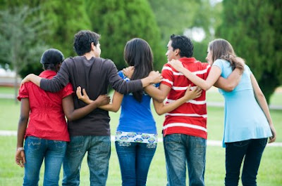 What To Do When She’s Convinced You’re Gay - group of friends