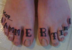 tatuaje en los dedos de los pies