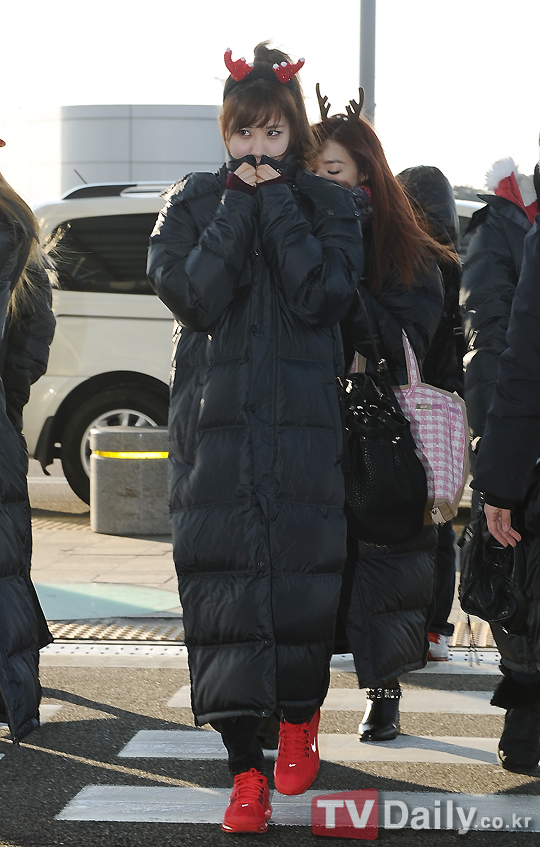 [PIC][24-12-2012]SNSD khởi hành đi Nhật Bản vào sáng nay + 8 thành viên đeo bờm giáng sinh trước sân bay + Sunny vắng mặt vì ốm %EA%B3%B5%ED%95%AD+(34)