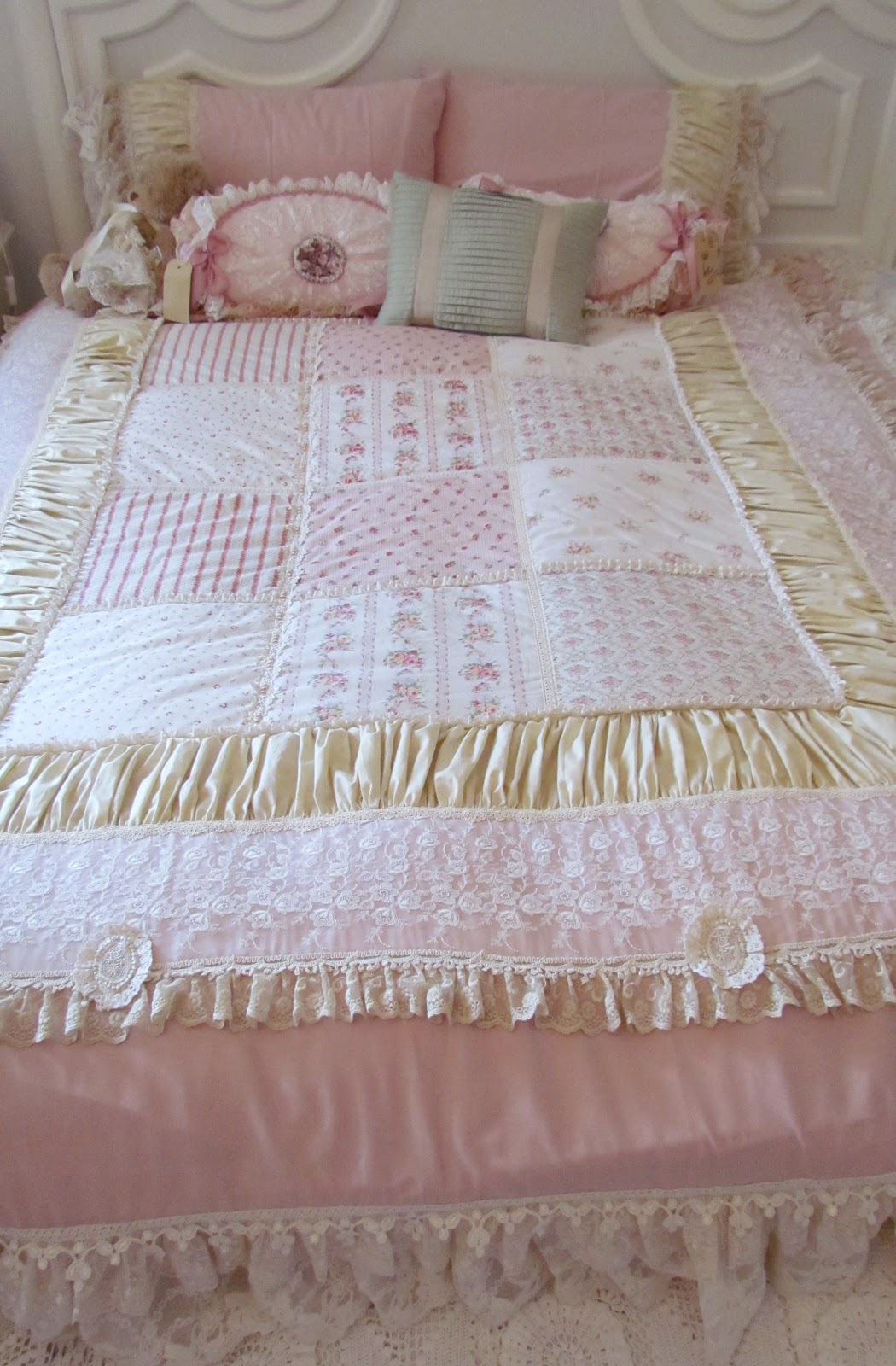 Angela Lace Sweet Bed Cover in Pink