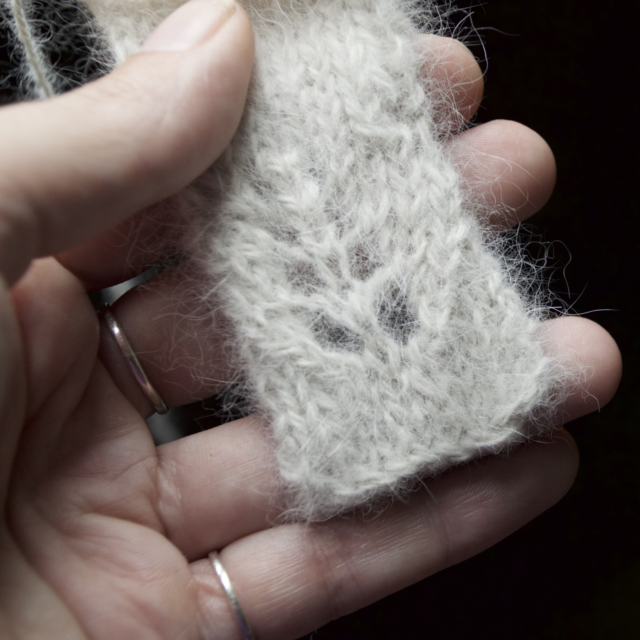 Stitchin' Bints Spinning Samoyed dog fur into yarn