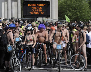 FOTO: Aksi Peringati Hari Bersepeda Dengan Bugil