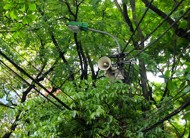 Postes com alto falantes no centro de Hanoi