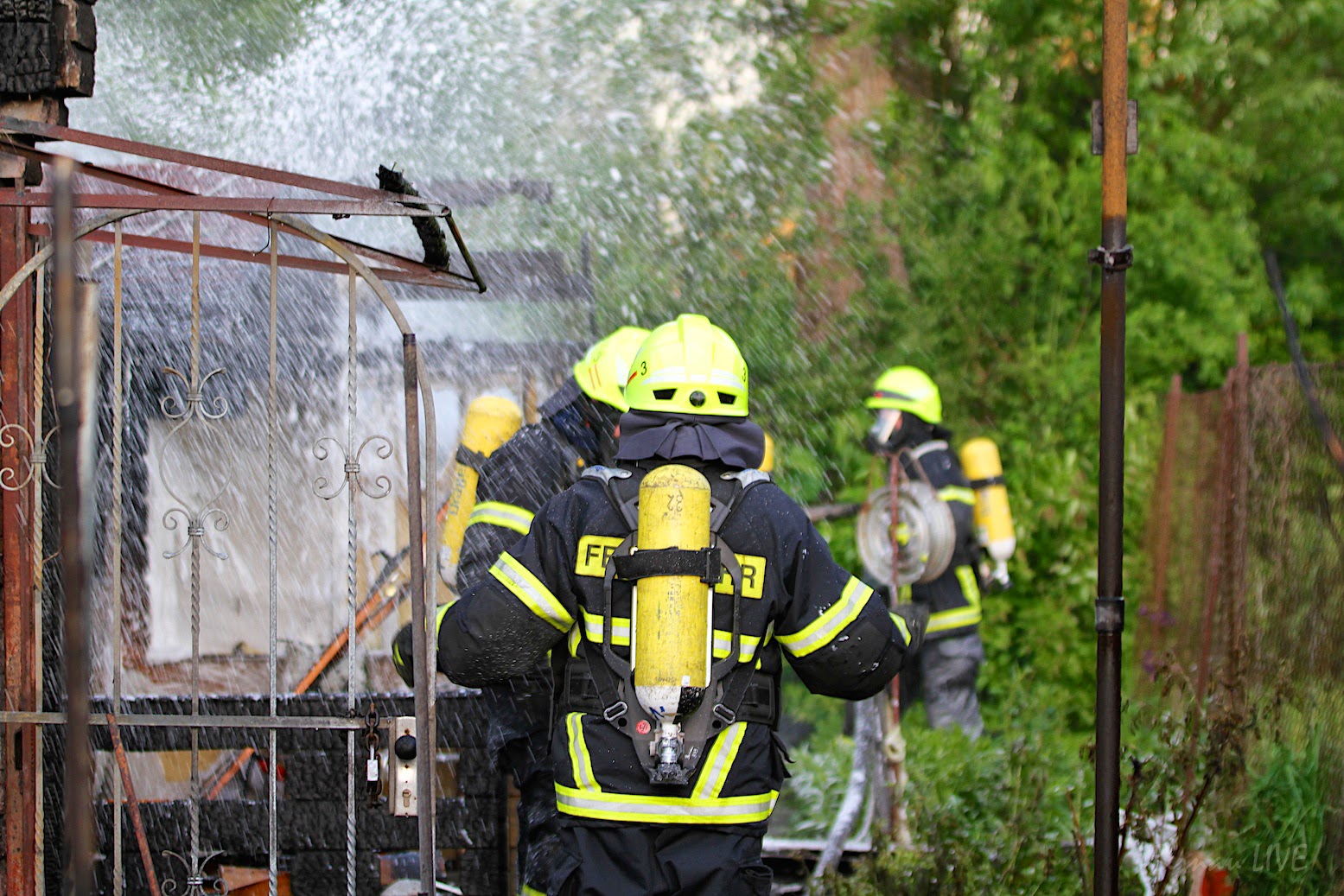 Bernau: Grosseinsatz der Feuerwehr - Bungalow Brand... 84 Bernau LIVE - Dein Stadtmagazin für Bernau bei Berlin