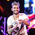 Gusttavo Lima canta sucessos no Facebook