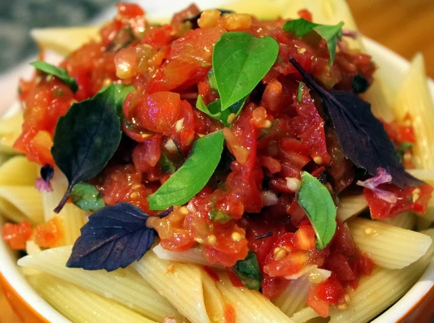 Macarrão com Molho de Tomate-CerejaMacarrão com Molho de Tomate-Cereja (vegana)