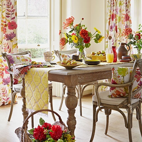 Bright-Florals-and-Oak-Dining-Room-Country-Homes-and-Interiors-Housetohome.jpg