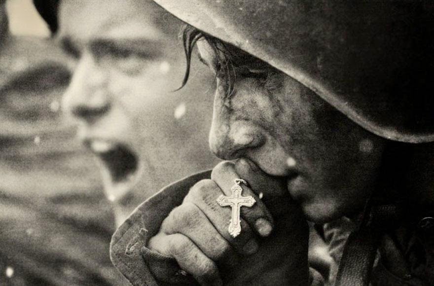 30+of+the+most+powerful+images+ever+-+Russian+soldiers+preparing+for+the+Battle+of+Kursk,+July+1943.jpg