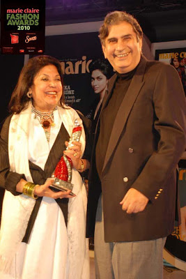 Click on the Image for Larger View award_handed_over_to_ritu_kumar_by_outlook_group_editor_in_chief_vinod_mehta_FilmyFun.blogspot.com