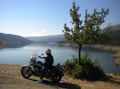 MOTOCICLISTA AL LAGO