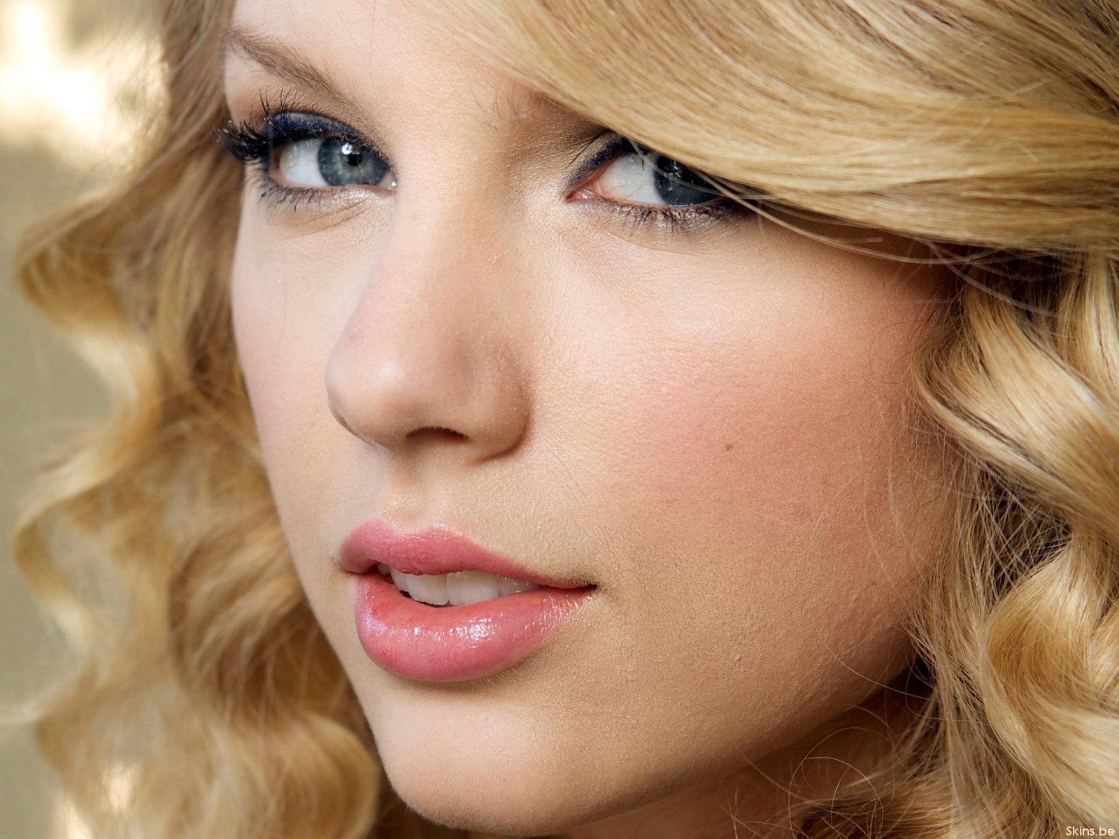 http://4.bp.blogspot.com/-54aIE6ZHyPw/UMjAwdlZ6pI/AAAAAAABLM8/L7iDnwhNkI0/s1600/taylor-swift-taylor-swift-15913923-1600-1200.jpg