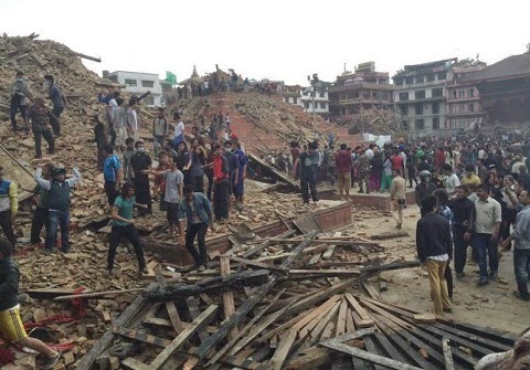 Terremoto no Nepal mata mais de 900 pessoas