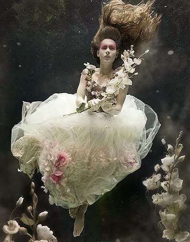 Zena Holloway fotografia fashion subaquática mulheres flutuando água Zena Holloway fotografia fashion subaquática mulheres flutuando água