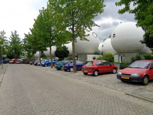 these_odd_bubble_houses_are_actually_real_homes_in_the_dutch_city_of_hertogenbosch_640_05.jpg