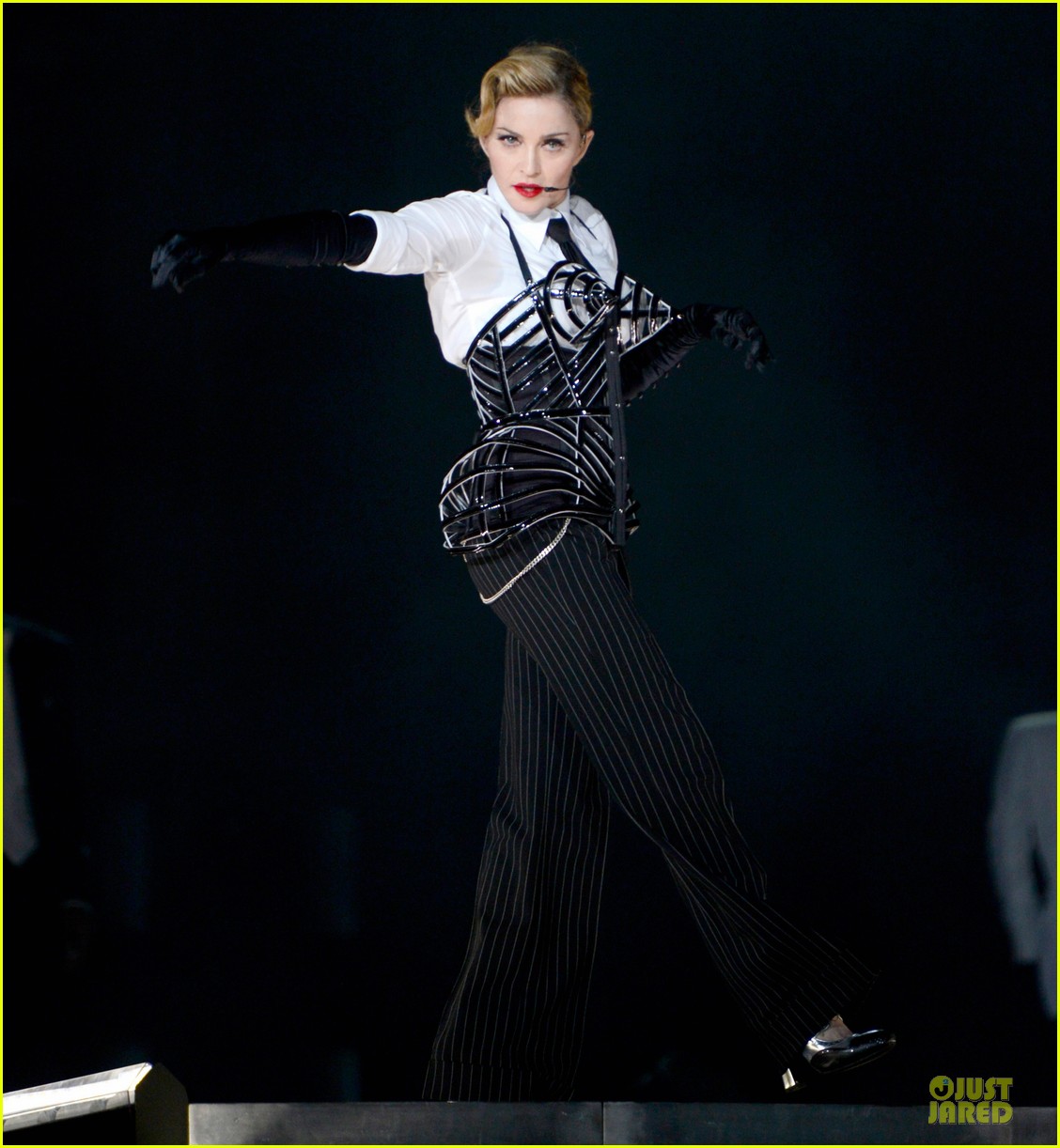 http://4.bp.blogspot.com/-579EpuJzSWQ/T8iSxJIPjGI/AAAAAAAAUlc/RmKea2yvd2k/s1600/madonna-mdna-tour-tel-aviv-10.jpg