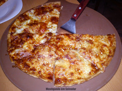 Jodie's Pan Pizza: Pizza metade Lombo Canadense metade Quatro Queijos Jodie's Pan Pizza: Pizza metade Lombo Canadense metade Quatro Queijos