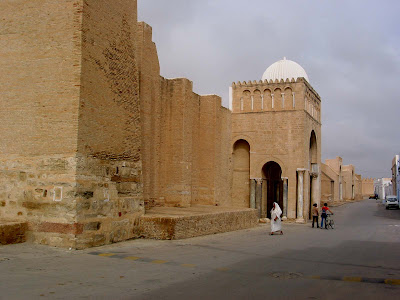 جامع عقبه بن نافع Bab_Lalla_Rihana_Osttor_der_Grossmoschee