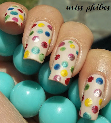 Nail art polka dots