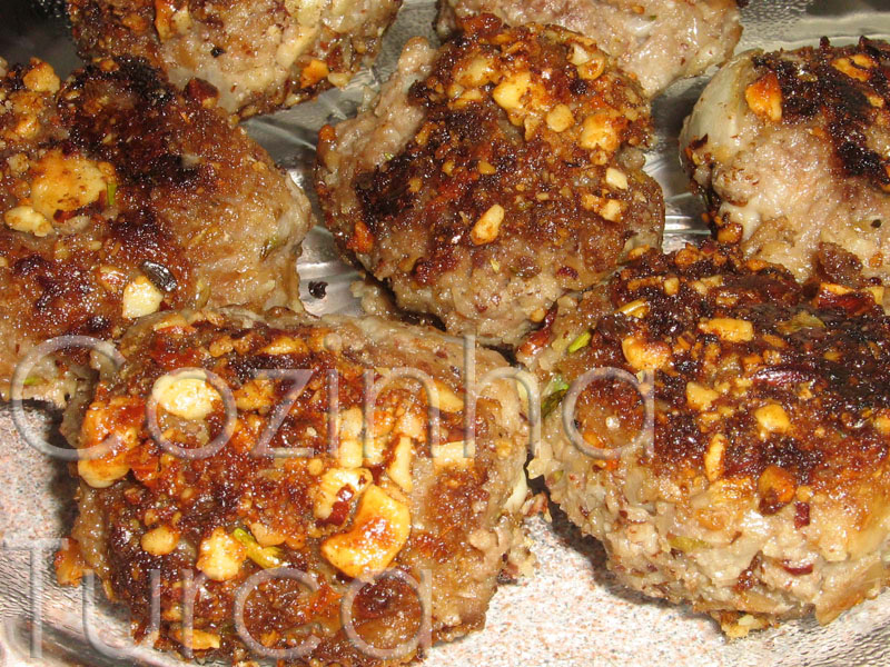 Kaftas com Queijo e Avelãs (Kaşarlı Top Köfte)