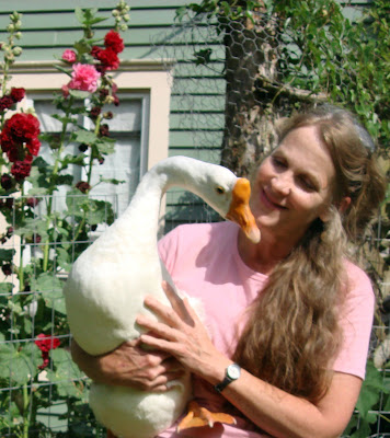 a dona da mansão tende seus jardins e cuida de sua critters e aguça a lápis ....