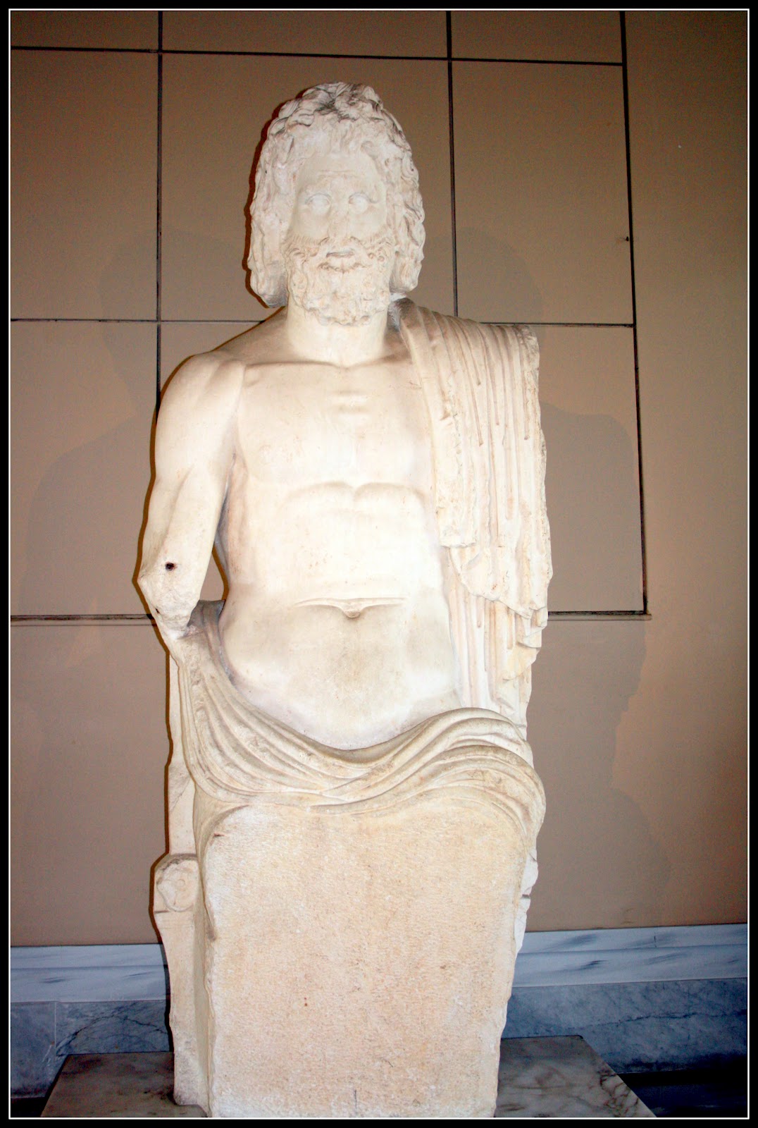 OĞUZ TOPOĞLU Baş Tanrı Zeus heykeli, İstanbul arkeoloji müzesi.