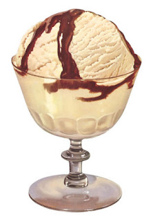 Copa de helado Copa de helado de vainilla con salsa de chocolate