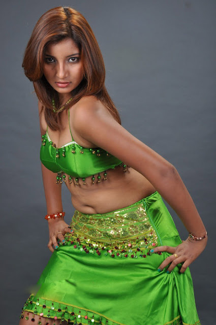 Hot Model Vinni Navel Show Photos