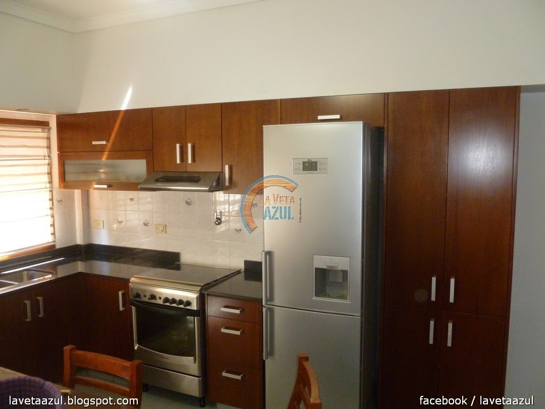 La Veta Azul Mueble Cocina en Cedro Lustrado La Veta Azul Mueble Cocina en Cedro Lustrado