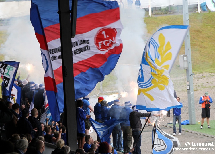 Le Mouvement en Allemagne . - Page 8 Schalke_ultras_pyro-support_gegen_chemie_leipzig_20130908_1364813697