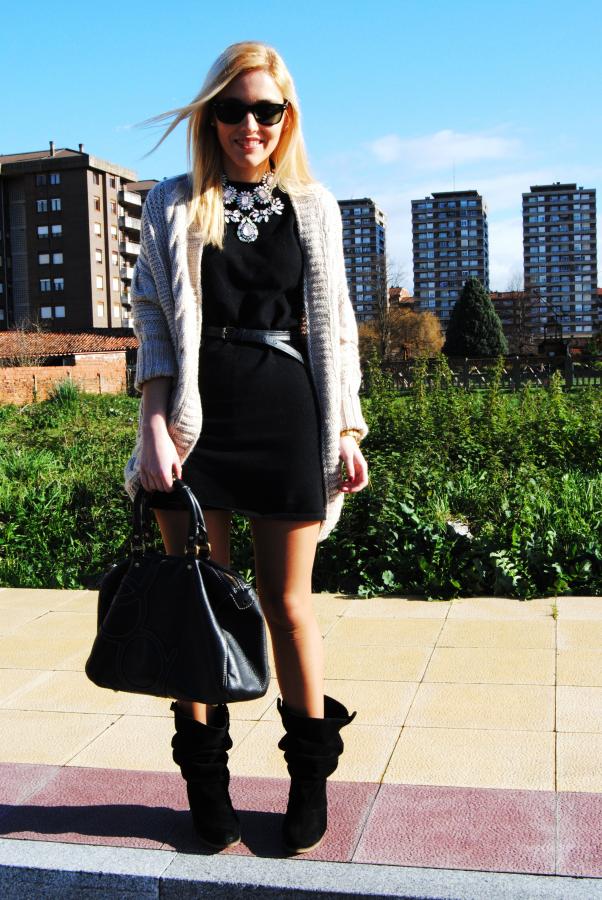 innovative outfit vestido negro botas largas en