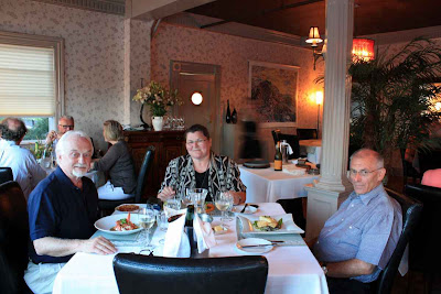 Ein Abendessen mit Freunden im Rossmount Inn