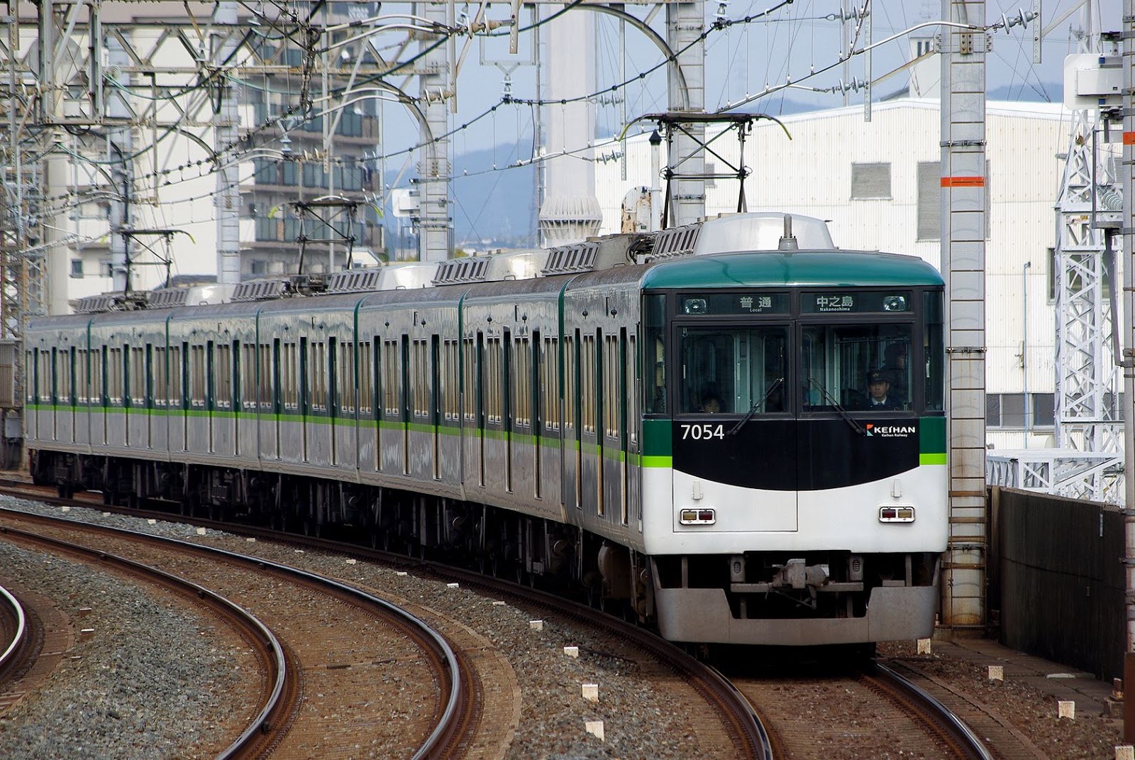 晴れ時々赤レンガ 複々線区間で京阪を撮る