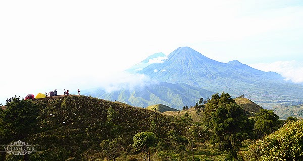 Itu Gunung Sumbingnya pas keliatan Gunung Prau dieng