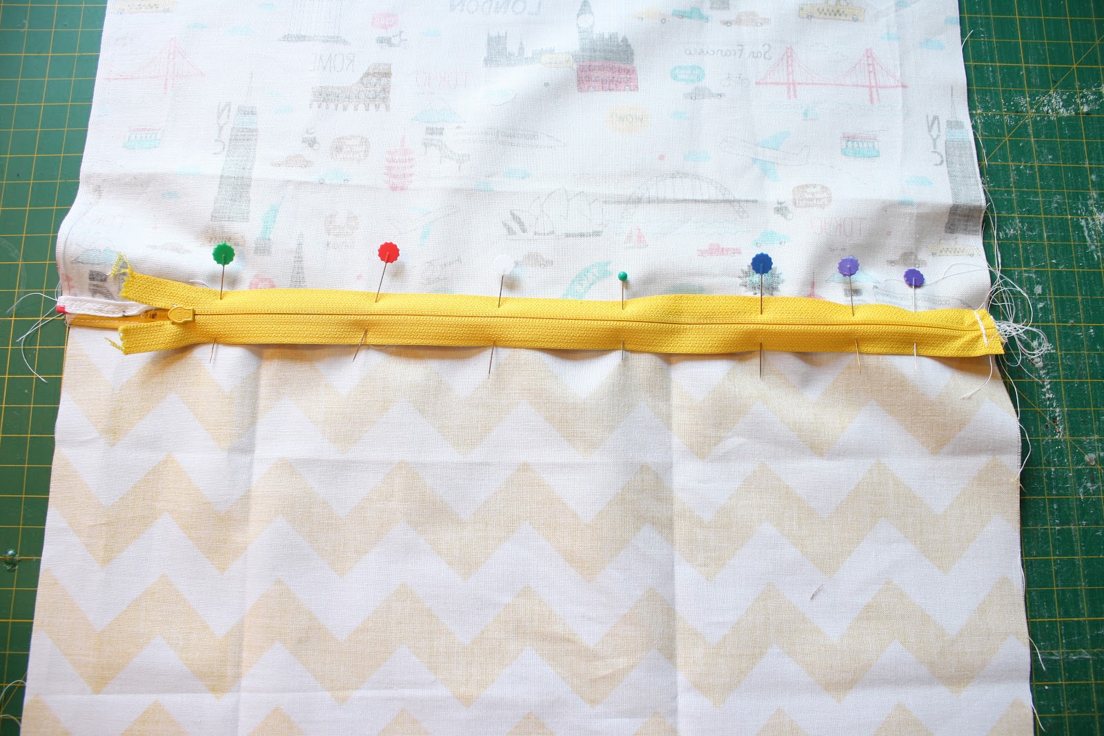 hungryhippie sews Zipper Pillow tutorial