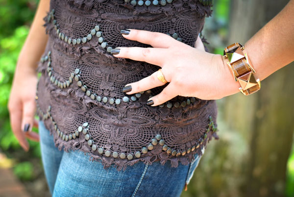 Blusa de renda com tachas. Pulseira dourada com couro. Blusa de renda com tachas. Pulseira dourada com couro.