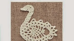 Aplique con forma de cisne tejido con ganchillo