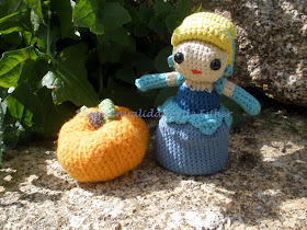 Cenicienta hecha a crochet con una calabaza también hecha a crochet