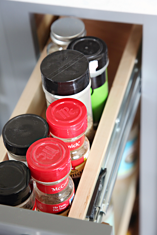 8 Practical and Artful Ways to Label Spice Jars - The Organized Home
