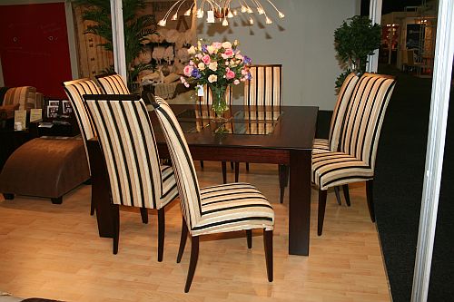 Dining Table And Chairs At The Galleria