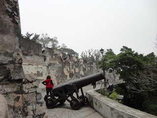 Canon walk in Forteza do monte in Macau Pasillo con cañones en la fortaleza del monte de Macao