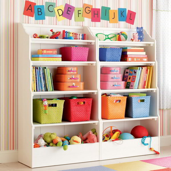 Decoração de quarto de criança com cestos de plastico para organizar brinquedos.