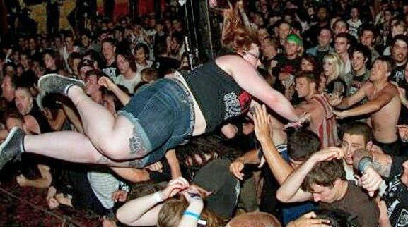 Witzige dicke Frau spring bei Konzert von der Bühne ins Publikum komische Bilder Witzige dicke Frau spring bei Konzert von der Bühne ins Publikum komische Bilder