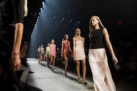 belajar berjalan diatas catwalk