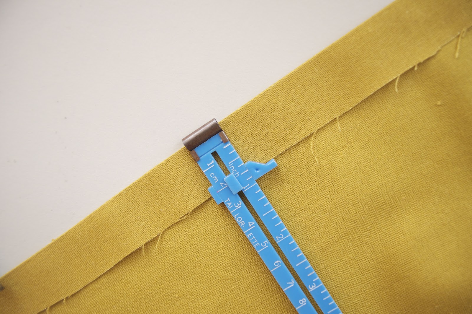 906 E. Chic ANTHROPOLOGIE Inspired PomPom Tree Skirt {A TUTORIAL}...