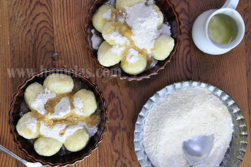 Haniela's Cheese Balls with Toasted Bread Crumbs